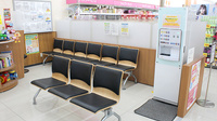 調剤薬局ツルハドラッグ仙台泉中央店の待合スペース