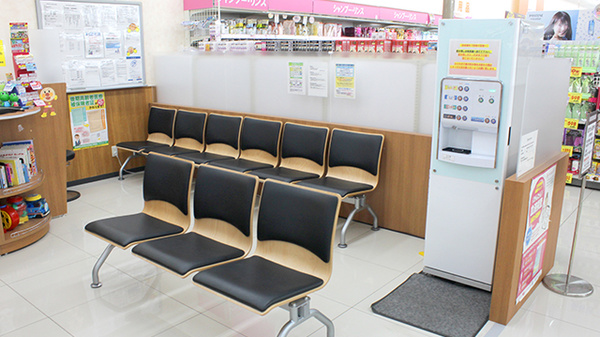 調剤薬局ツルハドラッグ仙台泉中央店の待合スペース
