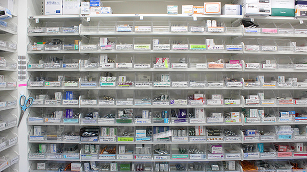 調剤薬局ツルハドラッグ仙台泉中央店の薬棚