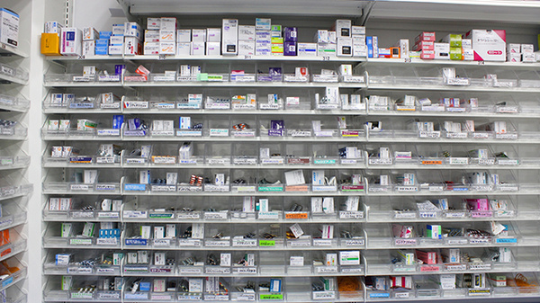 調剤薬局ツルハドラッグ仙台山田店の薬棚