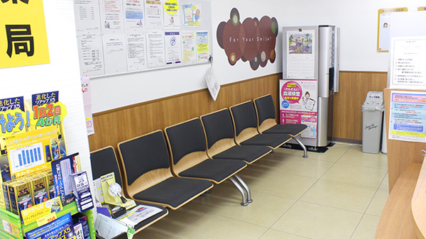 調剤薬局ツルハドラッグ仙台鶴ケ谷店の待合スペース