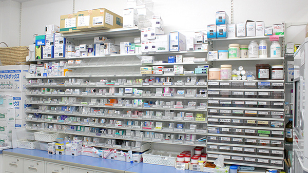 調剤薬局ツルハドラッグ仙台長町4丁目店の薬棚