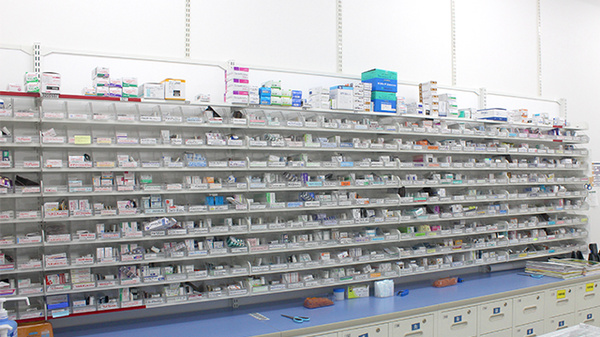 調剤薬局ツルハドラッグあすと長町店の薬棚