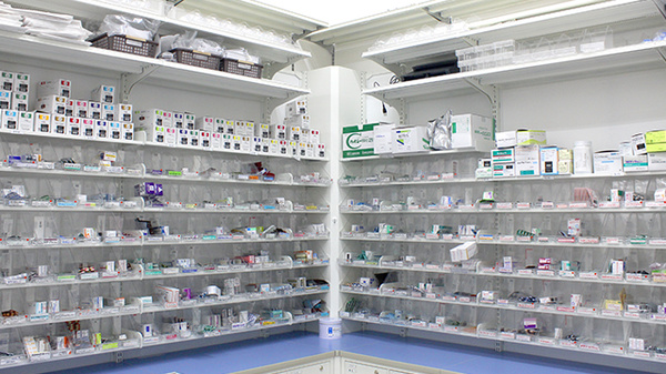 調剤薬局ツルハドラッグ平窪店の薬棚