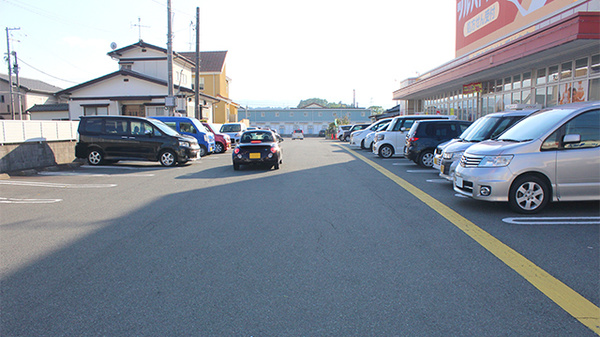 調剤薬局ツルハドラッグ平窪店の駐車場