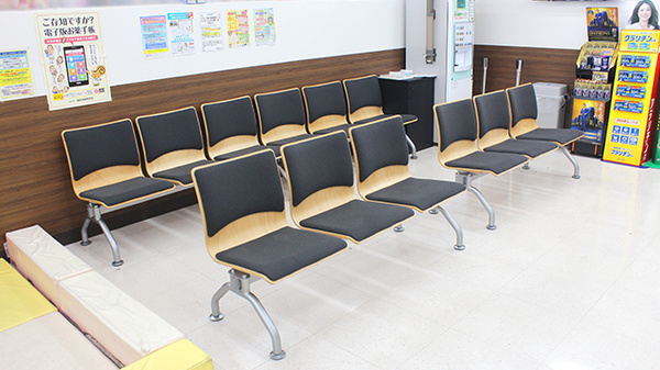 調剤薬局ツルハドラッグ八山田店の待合スペース