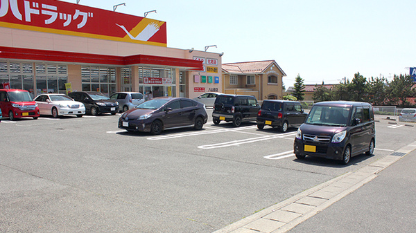 調剤薬局ツルハドラッグ八山田店の駐車場