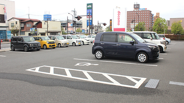 調剤薬局ツルハドラッグ郡山さくら通り店の駐車場