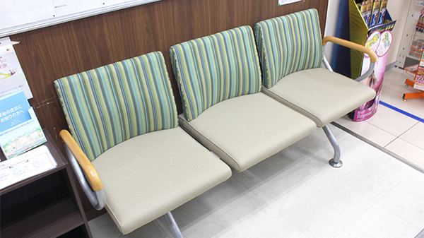 調剤薬局ツルハドラッグ内郷みまや店の待合スペース