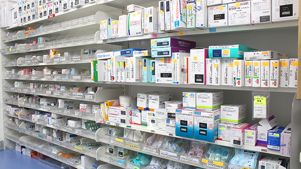 調剤薬局ツルハドラッグ内郷みまや店の薬棚