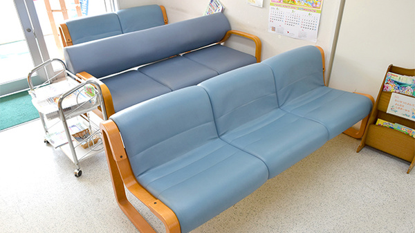 調剤薬局ツルハドラッグ酒田店の待合スペース