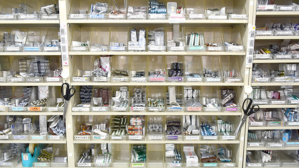 調剤薬局ツルハドラッグ酒田店の薬棚