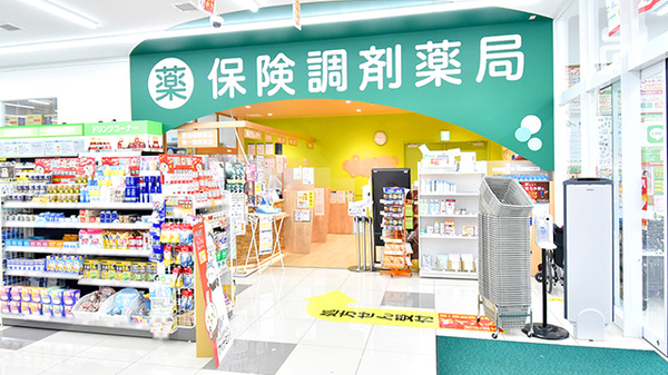 調剤薬局ツルハドラッグ天童店の入口