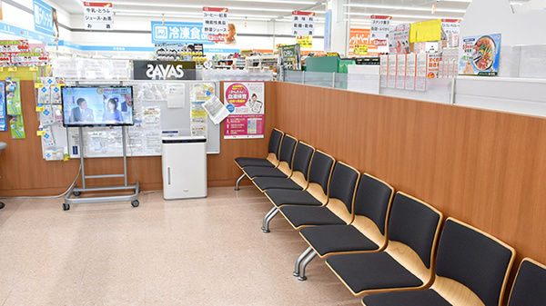 調剤薬局ツルハドラッグ東根店の待合スペース