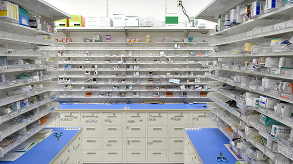 調剤薬局ツルハドラッグ東根店の薬棚