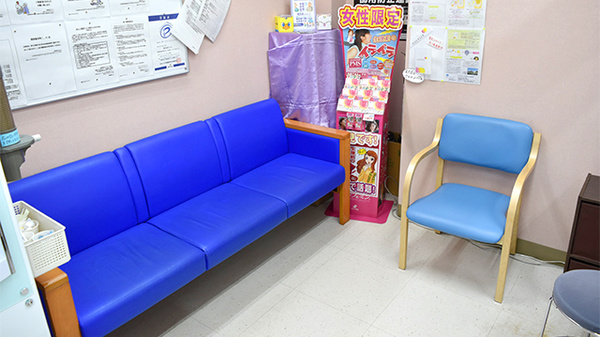 調剤薬局ツルハドラッグ東通店の待合スペース