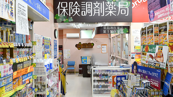 調剤薬局ツルハドラッグ東通店の入口
