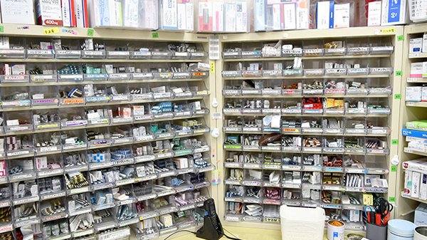 調剤薬局ツルハドラッグ東通店の薬棚