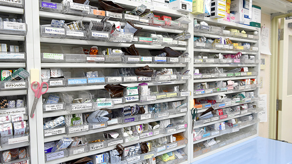 調剤薬局ツルハドラッグ大曲福田店の薬棚