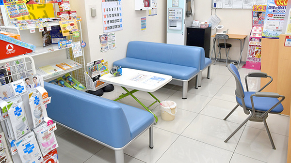 調剤薬局ツルハドラッグ秋田広面北店の待合スペース