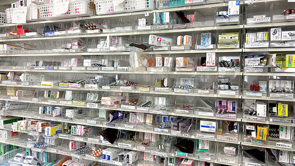 ツルハ薬局盛岡向中野店の薬棚
