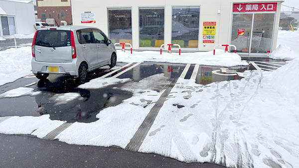 ツルハ薬局盛岡向中野店の駐車場
