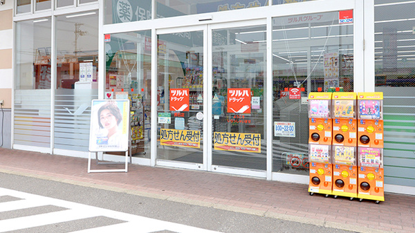 調剤薬局ツルハドラッグ黒石店の入口