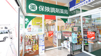 調剤薬局ツルハドラッグ黒石店の入口