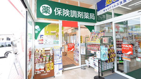 調剤薬局ツルハドラッグ黒石店の入口