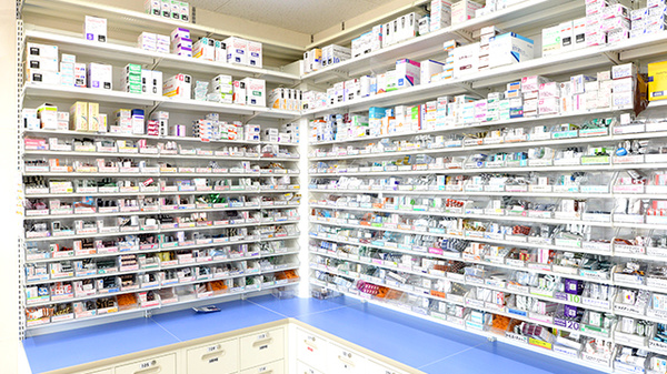 調剤薬局ツルハドラッグ黒石店の薬棚