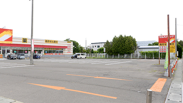 調剤薬局ツルハドラッグ黒石店の駐車場