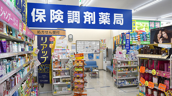 調剤薬局ツルハドラッグ弘前豊原店の入口