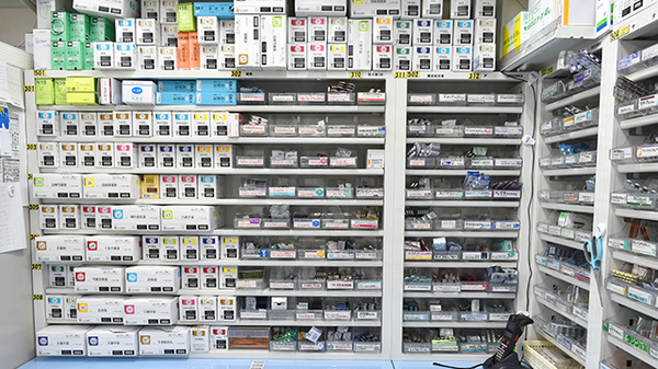 調剤薬局ツルハドラッグ弘前豊原店の薬棚