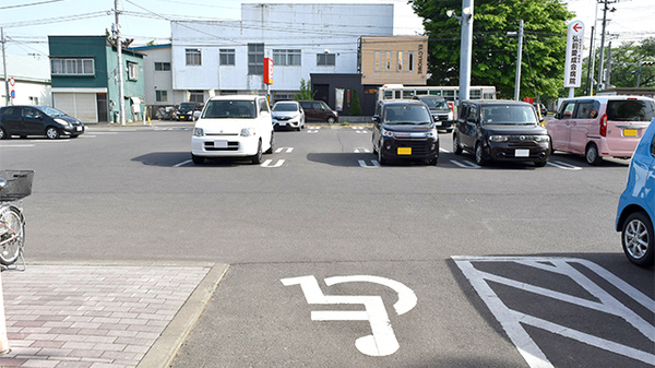 調剤薬局ツルハドラッグ弘前豊原店の駐車場