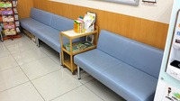 調剤薬局ツルハドラッグ気仙沼東新城店の待合スペース