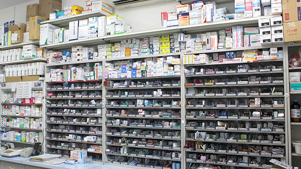 調剤薬局ツルハドラッグ気仙沼東新城店の薬棚