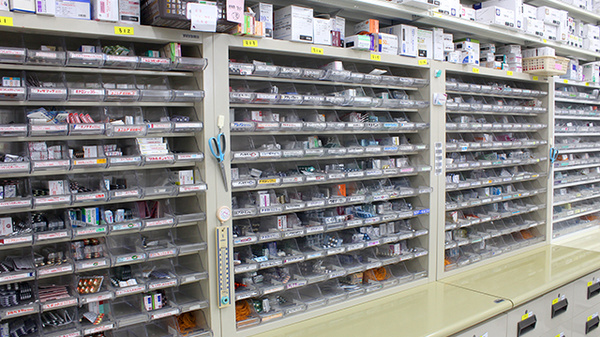 調剤薬局ツルハドラッグ北茨城店の薬棚