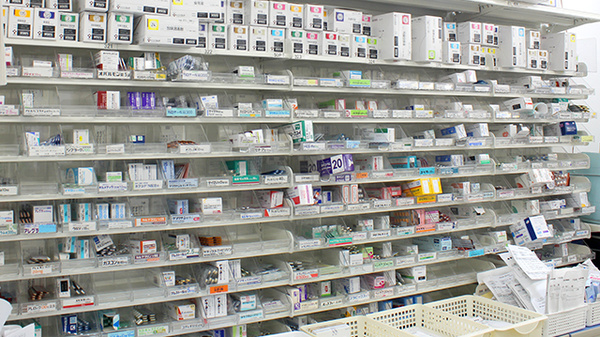 調剤薬局ツルハドラッグ梅屋敷店の薬棚