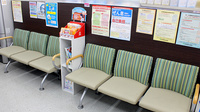調剤薬局ツルハドラッグ梅屋敷店の待合スペース