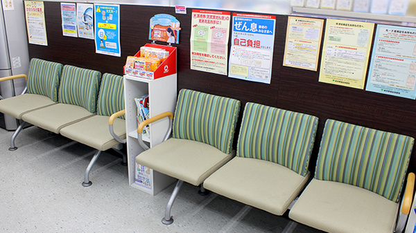 調剤薬局ツルハドラッグ梅屋敷店の待合スペース