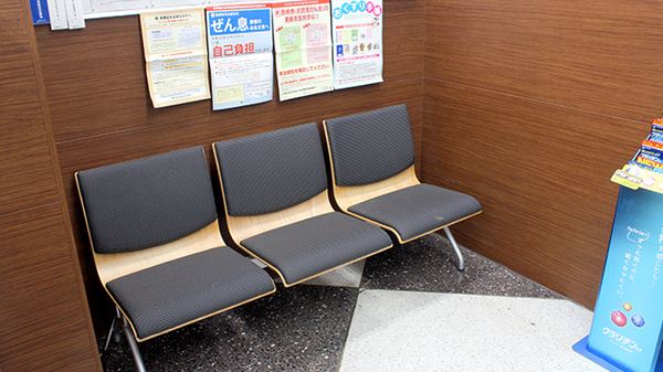 調剤薬局ツルハドラッグ蒲田店の待合スペース