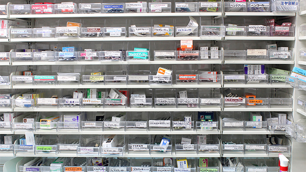 調剤薬局ツルハドラッグ蒲田店の薬棚