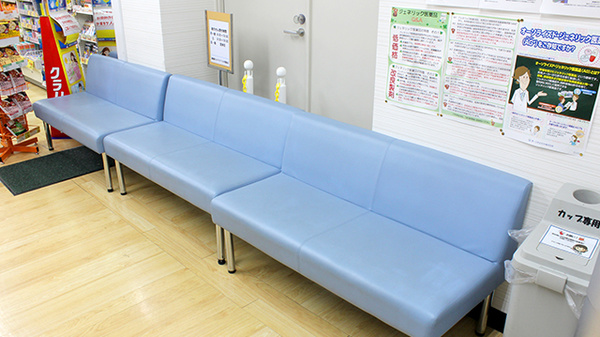 調剤薬局ツルハドラッグフレスポ若葉台店の待合スペース