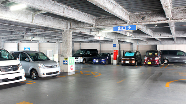 調剤薬局ツルハドラッグフレスポ若葉台店の駐車場