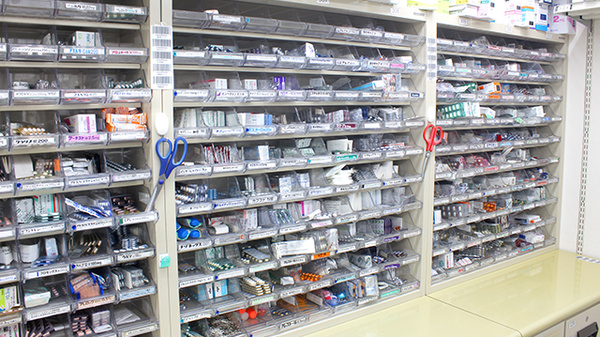 調剤薬局ツルハドラッグ南池袋店の薬棚