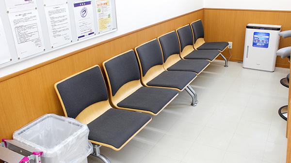 調剤薬局ツルハドラッグ練馬南田中店の待合スペース