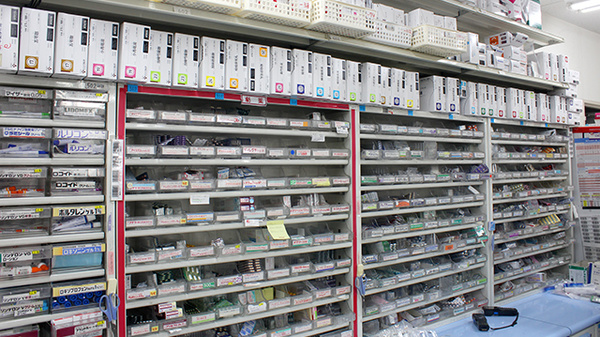 調剤薬局ツルハドラッグ小竹向原店の薬棚