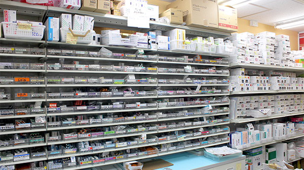 調剤薬局ツルハドラッグ白金台店の薬棚