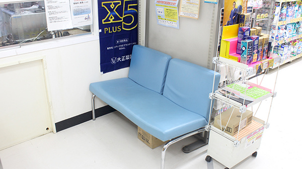 調剤薬局ツルハドラッグ高輪台店の待合スペース