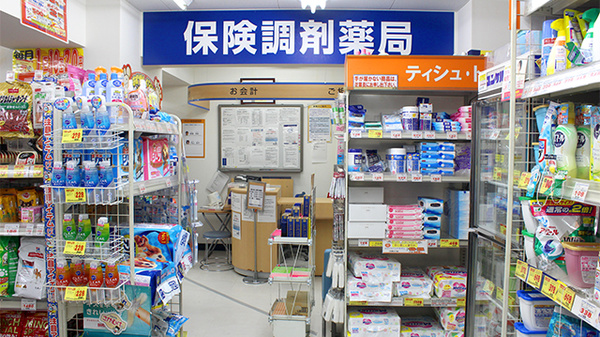 調剤薬局ツルハドラッグ高輪台店の入口